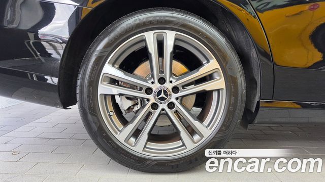 Mercedes-Benz E-Class 2023 — photo 5