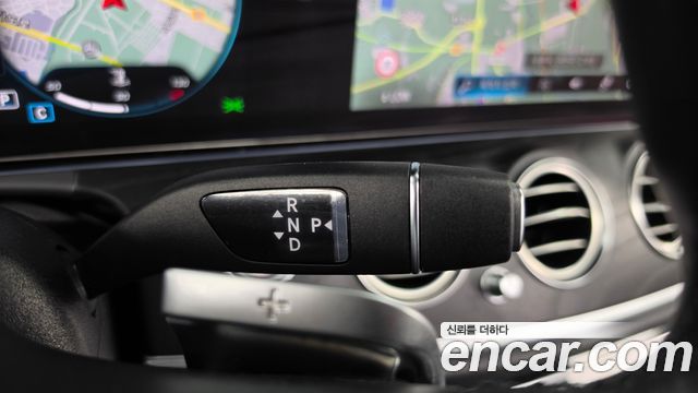 Mercedes-Benz E-Class 2023 — photo 12