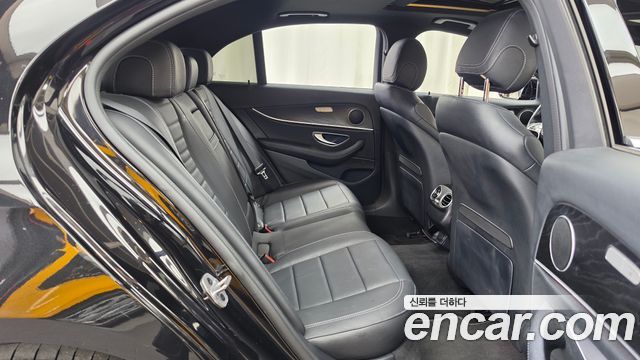 Mercedes-Benz E-Class 2023 — photo 17
