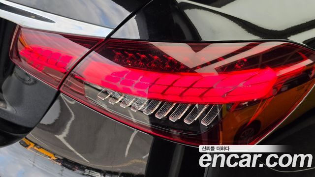 Mercedes-Benz E-Class 2023 — photo 9
