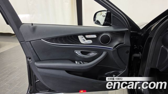 Mercedes-Benz E-Class 2023 — photo 14