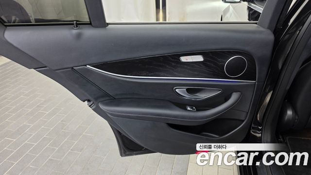 Mercedes-Benz E-Class 2023 — photo 15