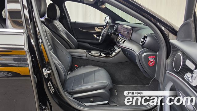 Mercedes-Benz E-Class 2023 — photo 16