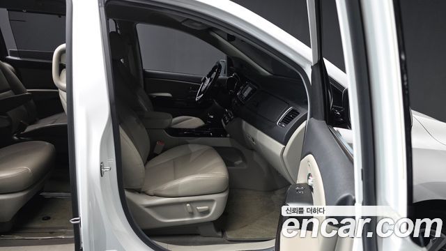 Kia Canival 2019 — photo 17