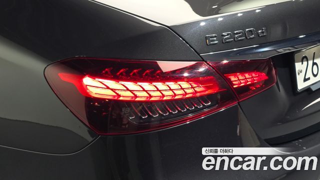 Mercedes-Benz E-Class 2021 — photo 9