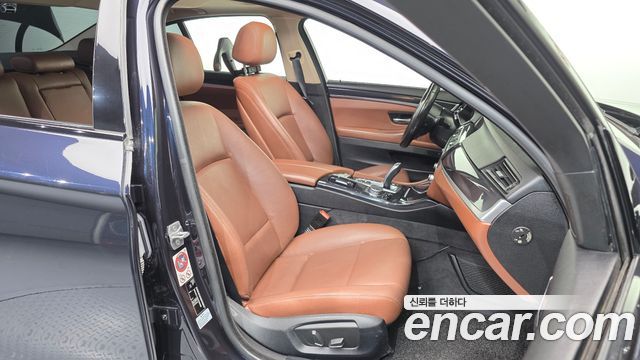 BMW 5-Series 2016 — photo 11