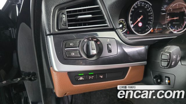 BMW 5-Series 2016 — photo 18
