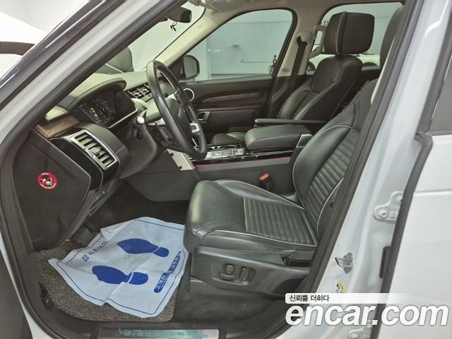 Land Rover Discovery 2019 — photo 11