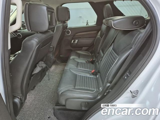 Land Rover Discovery 2019 — photo 12