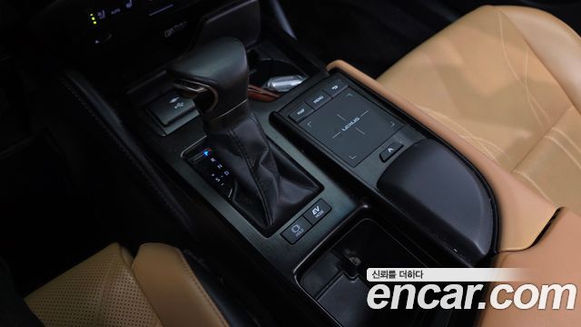 Lexus ES 2022 — photo 12