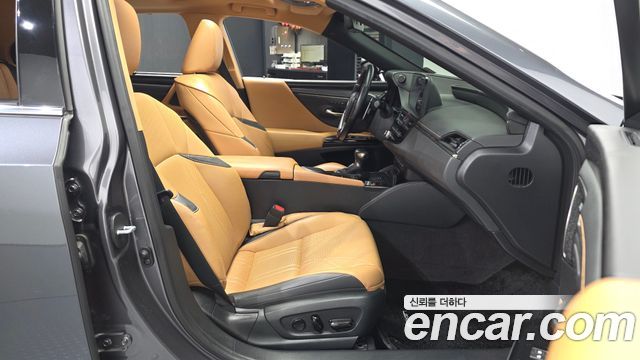 Lexus ES 2022 — photo 17