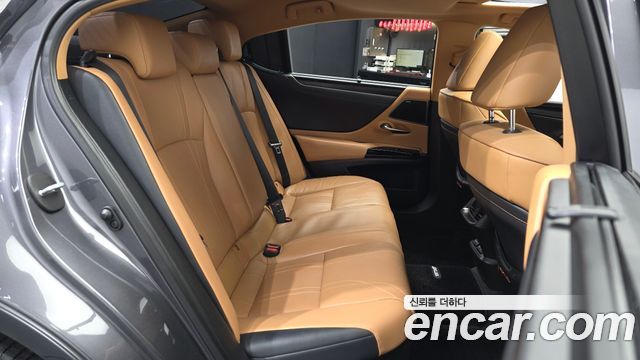 Lexus ES 2022 — photo 18