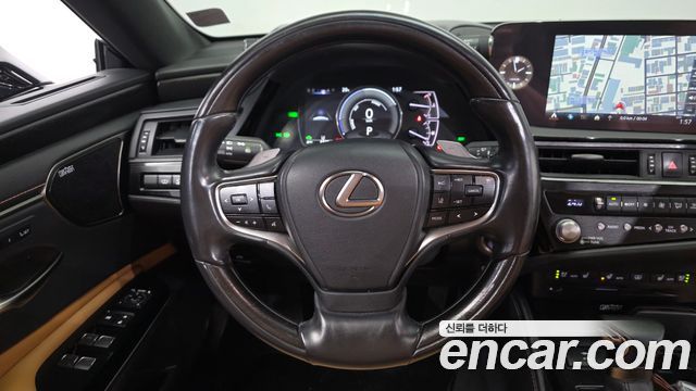 Lexus ES 2022 — photo 19