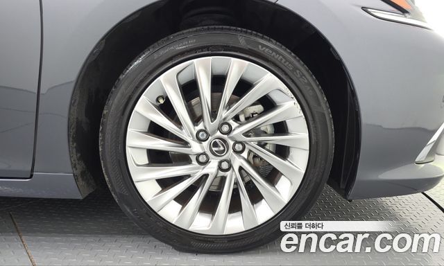 Lexus ES 2022 — photo 7