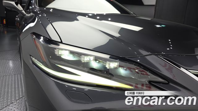 Lexus ES 2022 — photo 8