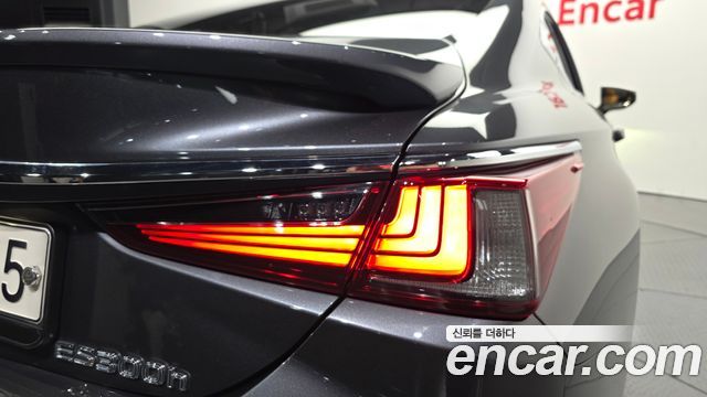 Lexus ES 2022 — photo 9