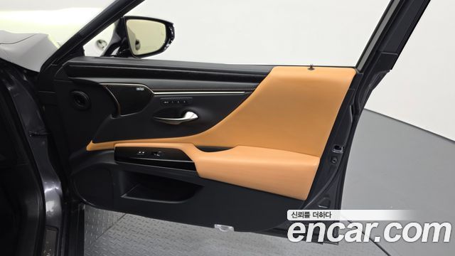 Lexus ES 2022 — photo 14
