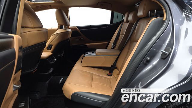 Lexus ES 2022 — photo 16