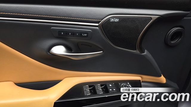 Lexus ES 2022 — photo 28