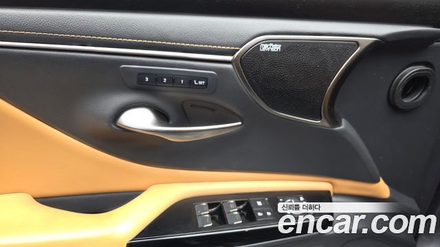 Lexus ES 2022 — photo 29