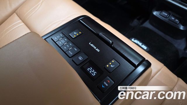 Lexus ES 2022 — photo 32