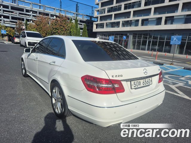Mercedes-Benz E-Class 2013 — photo 3