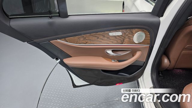 Mercedes-Benz E-Class 2021 — photo 15