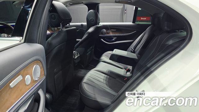 Mercedes-Benz E-Class 2019 — photo 12