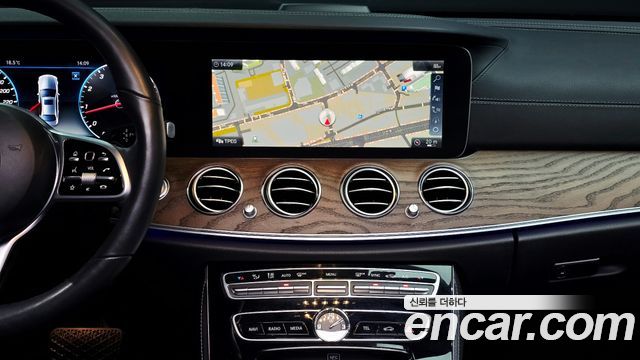 Mercedes-Benz E-Class 2019 — photo 15