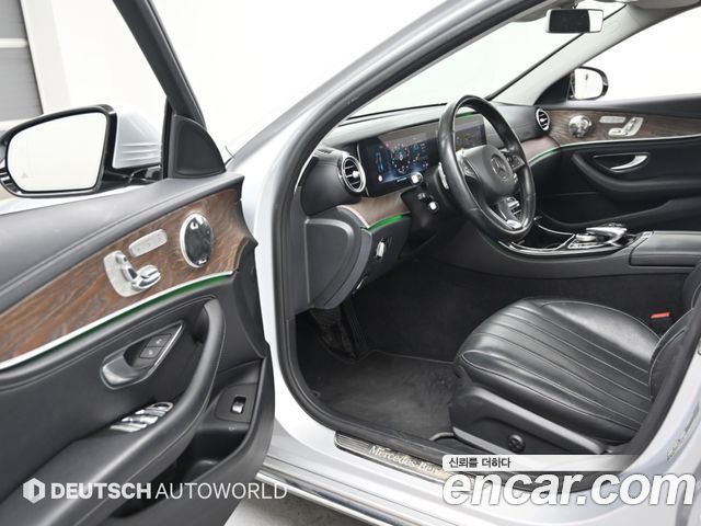 Mercedes-Benz E-Class 2017 — photo 11