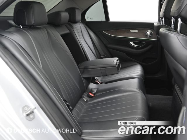 Mercedes-Benz E-Class 2017 — photo 12