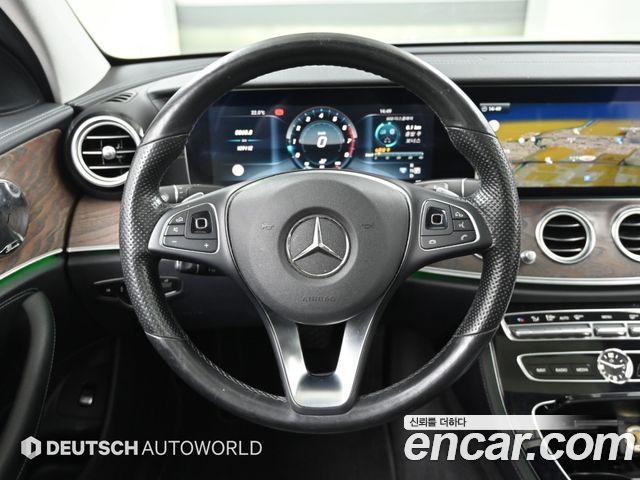 Mercedes-Benz E-Class 2017 — photo 13