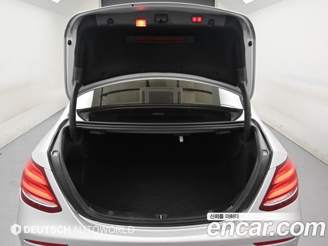 Mercedes-Benz E-Class 2017 — photo 19