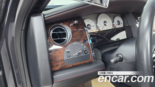 Rolls-Royce Ghost 2018 — photo 17