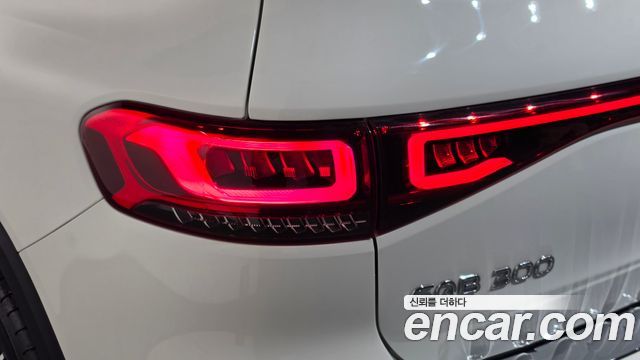 Mercedes-Benz EQB 2023 — photo 9