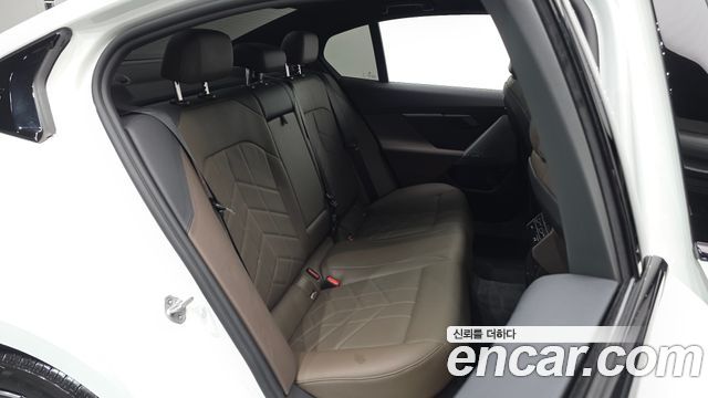 BMW 5-Series 2026 — photo 11