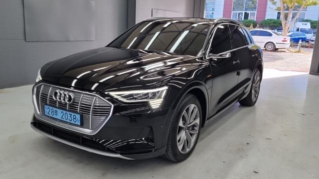 Audi e-tron 2022 — photo 1
