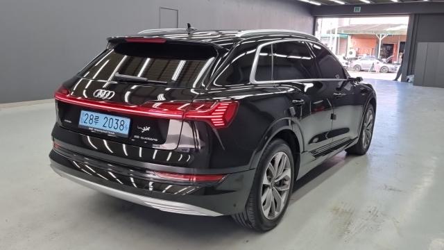 Audi e-tron 2022 — photo 2