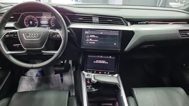 Audi e-tron 2022 — photo 7