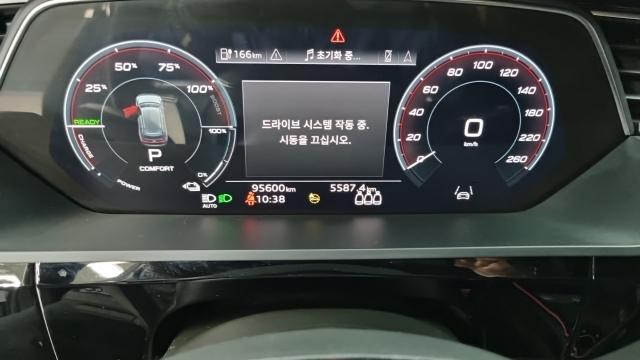 Audi e-tron 2022 — photo 8