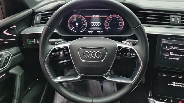 Audi e-tron 2022 — photo 12