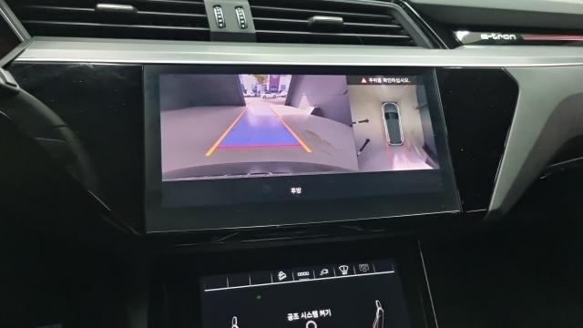 Audi e-tron 2022 — photo 14