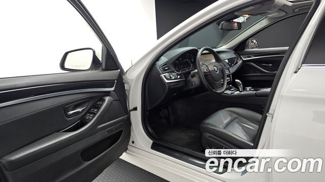 BMW 5-Series 2015 — photo 10