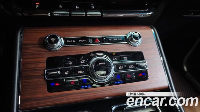 Lincoln Aviator 2022 — photo 32
