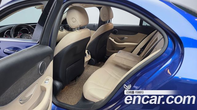 Mercedes-Benz C-Class 2019 — photo 16
