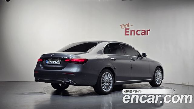 Mercedes-Benz E-Class 2022 — photo 2