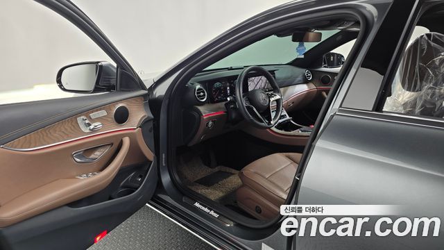 Mercedes-Benz E-Class 2022 — photo 10