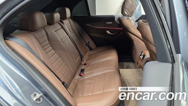 Mercedes-Benz E-Class 2022 — photo 11