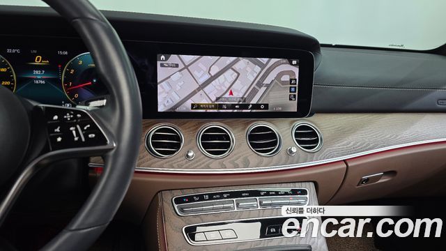 Mercedes-Benz E-Class 2022 — photo 12