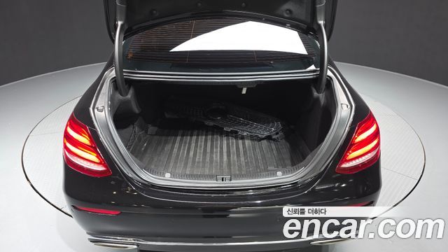 Mercedes-Benz E-Class 2017 — photo 20